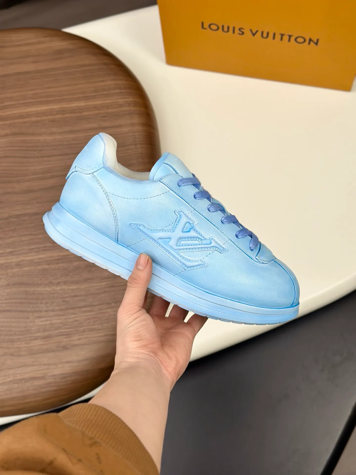 💰800💰Full package💰Top version Washed LV-Louis Vuitton-Classic catwalk new style 1:1 developed replica of the original version! ! The upper foot is very comfortable. It is made of luxurious materials, washed with fine workmanship, and the midsole is printed with English letters "Made in Europe." The upper is made of calfskin imported from Italy. The side is decorated with the brand's LOGO and signature. The latest latex foot pads and mesh lining make the foot feel super comfortable. The original two-color TPU combination outsole is specially provided by the original factory. Bag technology Goodyear stitched edges Fabric: Exclusive custom first-layer cowhide Accessories: Exclusive private model Vuitton logo, lining: Customized silk mesh lining - first-layer silk cowhide lining Outsole: TPU combination outsole wear-resistant, non-slip and anti-yellowing Foot pads: new latex pads-mesh sweat-absorbent Counter technology: fully computerized sewing machine wire drawing Toe box back cover Hot and cold shaping Full set of pull-top last with medium and low logo pattern Counter packaging - Shoelaces, certificates, cards, instructions, certificates of quality, dust bags, the most comprehensive packaging on the Internet, men's sizes 39-44 (38/45 custom-made, non-refundable!